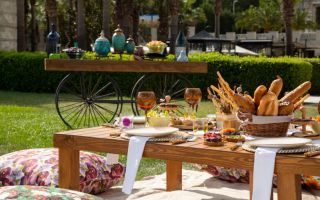 Çırağan Sarayı Bahçelerinde Piknik ve Romantik Akşam Yemeği Deneyimi