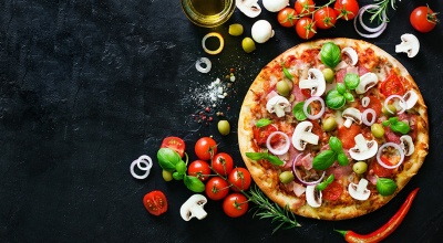 Pizza ve Vineigrette Soslu Roka Sal