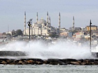 İstanbul`da Lodos Etkisini Arttırarak Devam Ediyor