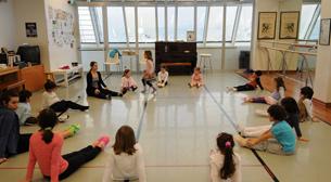 Aileler Çocuklarıyla Birlikte Müziğin Ritminde Dans Ediyor